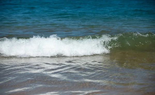 Abstrakcyjne tło natury morskiej. Fale wodne w świetle słonecznym z przestrzenią kopiującą. Tropikalna plaża. Podlewnia. Powierzchnia wody morskiej. — Zdjęcie stockowe