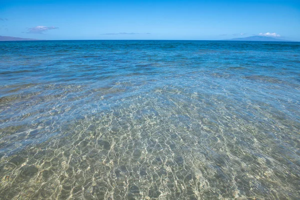 Latar belakang laut musim panas. Tekstur permukaan air. Bersinar pola riak air biru. — Stok Foto