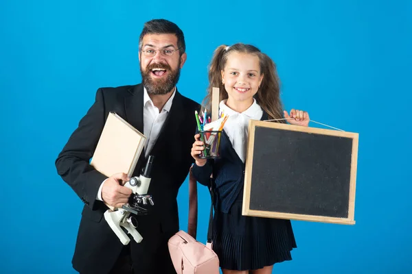 Перший день у школі. Батько і маленька дівчинка школи в першому класі. Дивовижний вчитель з збудженою щасливою школяркою . — стокове фото
