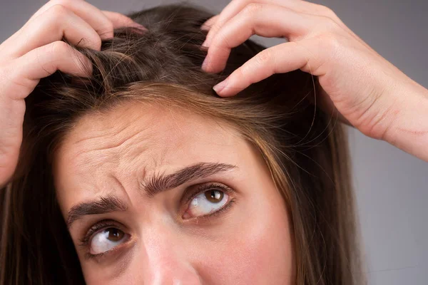 Mujer estresada es muy molesto debido a la pérdida de cabello. Corte de pelo y alisado cuidado del cabello. Problema grave de pérdida de cabello para el champú de atención médica. —  Fotos de Stock