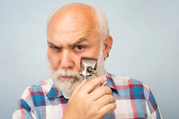 Vintage-Friseursalon. Bärtiger Mann, bärtiger Mann mit Haarschneidemaschine, Vintage-Friseur, Rasierapparat. Porträt alter bärtiger Mann. — Stockfoto