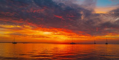 Deniz sahili, gün batımı gökyüzü soyut arkaplanı. Yaz tatili ve seyahat kavramını kopyala.