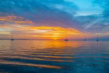 Deniz sahili, gün batımı gökyüzü soyut arkaplanı. Yaz tatili ve seyahat kavramını kopyala.