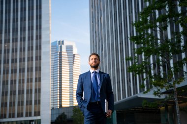 Başarılı bir iş adamı. Açık havada, takım elbiseli erkek model..