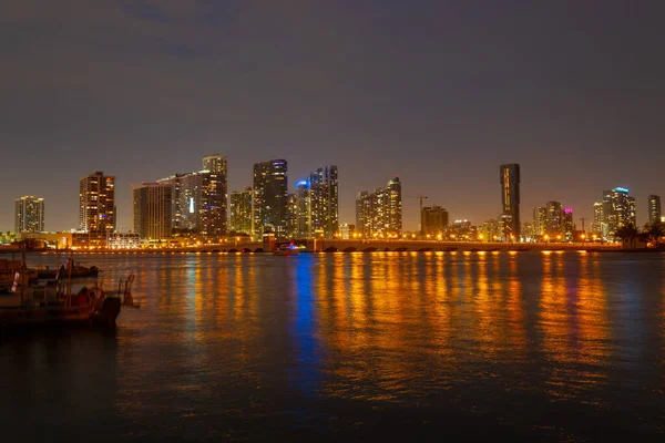 Miami bei Sonnenuntergang. Miami Florida, bunte Skyline des Macarthur Causeway. — Stockfoto