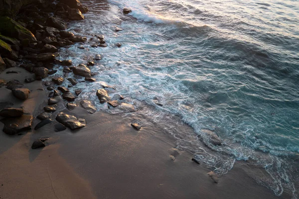 Ondas marinhas e pedras rochosas na praia. Bela natureza da paisagem marinha. Viagens e férias, espaço de cópia. — Fotografia de Stock