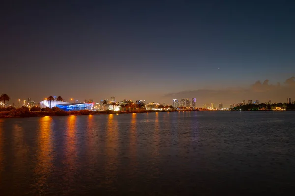Cidade de Miami Florida, panorama do pôr do sol com negócios e edifícios residenciais e ponte na Baía de Biscayne. Vista noturna do horizonte. — Fotografia de Stock