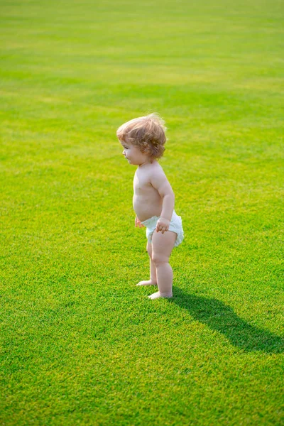 Baby kiespijn in het park op een zonnige dag. Mooie blonde haar mannelijke peuter buiten. — Stockfoto