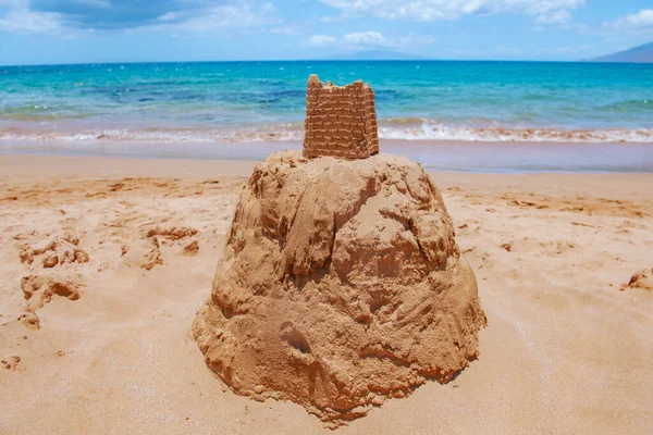 Castillo de arena. Playa con arena dorada, agua de mar turquesa. Vistas panorámicas al mar. Fondo natural para vacaciones de verano. — Foto de Stock