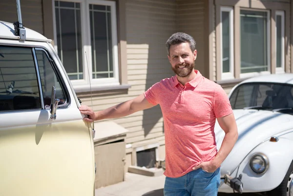 Gerente imobiliário. Vender carro retro. Homem de negócios feliz lá fora perto da sua nova casa. Casa dos subúrbios. — Fotografia de Stock