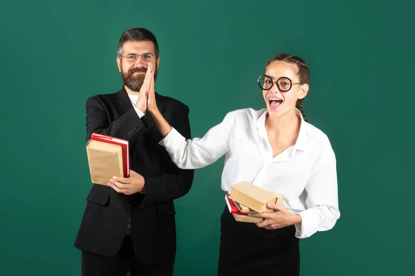 Retrato de professor e jovem estudante. Professor positivo está dando cinco para estudantes do sexo feminino no quadro negro. — Fotografia de Stock