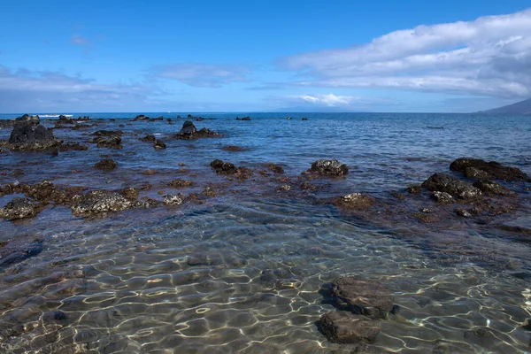 Pantai dan laut tropis. Pantai yang penuh warna. lanskap air pirus jernih, Maladewa atau Hawaii. — Stok Foto