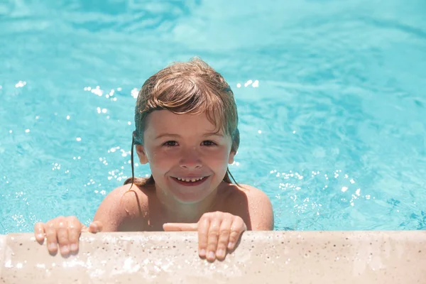 Słodki chłopiec pływać w basenie, letnie tło wody z miejsca do kopiowania. Szczęśliwy mały chłopiec bawiący się w odkryty basen w gorący letni dzień. Dzieci uczą się pływać. Rodzinne wakacje na plaży. — Zdjęcie stockowe