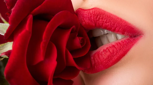 Vrouwelijke lippen met rode lippenstift. Sensuele vrouwen lippenbalsem. Rode lip met glanzende lipgloss. Close up, macro met mooie monden. — Stockfoto