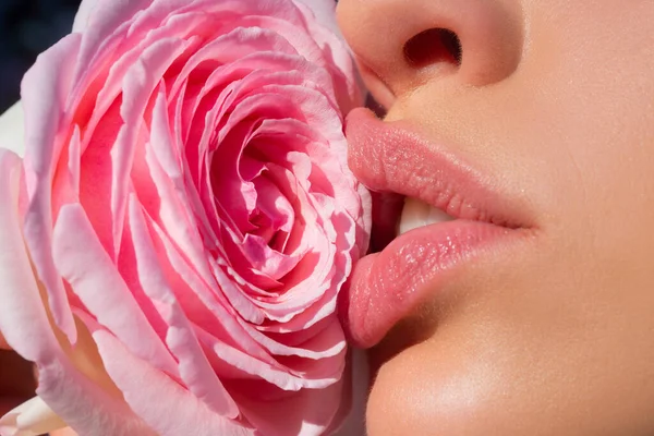 Rosa Schönheit. Münden. Sexy junge Lippe, rosa Rose. Lippen mit Lippenstift-Nahaufnahme. Schöne Frauenlippen mit Rose. — Stockfoto