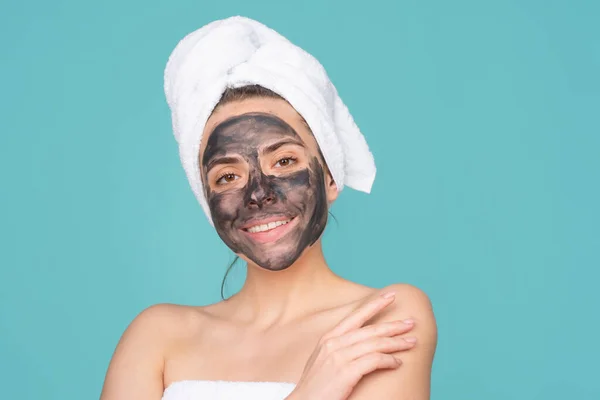 Beautiful woman applying facial mask. Mud facial mask, face clay mask spa. Beautiful woman with cosmetic mud facial procedure, spa health concept. Skin care beauty treatment. Medical mineral mud. — Stock Photo, Image