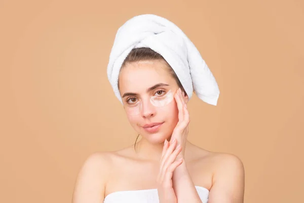 Bellezza viso di una ragazza attraente allegra con asciugamano sulla testa, isolato. Pelle sana idratata, spa mattutina, routine di bellezza, trattamento viso. — Foto Stock