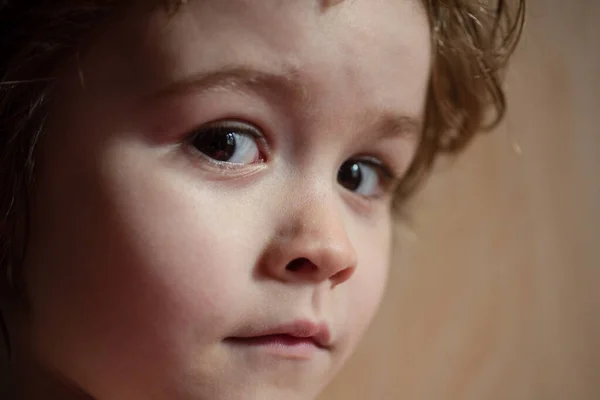 Retrato de um rapazinho surpreendido. Conceito de crianças face close-up. cabeça atirar crianças retrato. — Fotografia de Stock