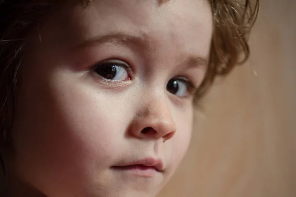 Retrato de niño sorprendido sorprendido. El concepto de niños se enfrenta de cerca. Cabeza disparar niños retrato. — Foto de Stock