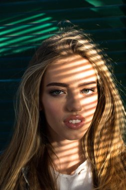 Dışarıda poz veren güzel genç bir kadın. Yazlık kıyafetli şık bir kız. Açık hava kadın portresi.