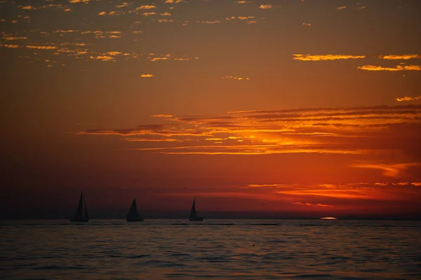 Puesta de sol en el mar. Salida del sol en la playa. Océano colorido, paisaje de la naturaleza de fondo con espacio de copia. — Foto de Stock