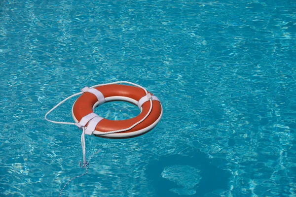 Bóia da vida no mar ou na piscina. — Fotografia de Stock