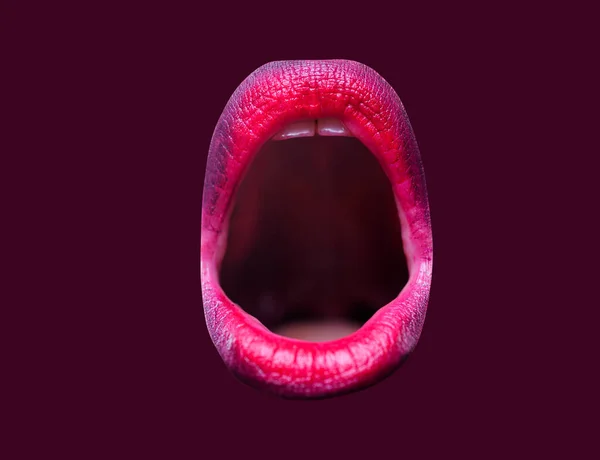 Mulher de boca aberta de perto. Lábios femininos vermelhos sexy. Boca aberta sensual. Lábio isolado, ícone de uau surpreso. — Fotografia de Stock