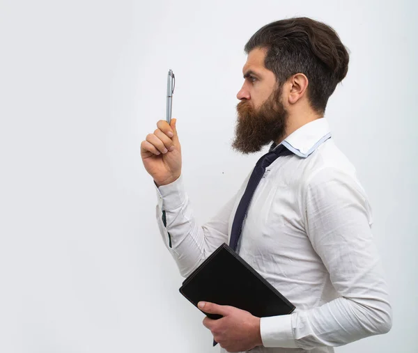 Zakenman denkt aan iets met potlood. Jonge bebaarde man die nadenkt over testen. — Stockfoto