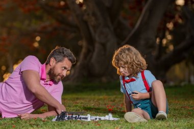 Babamla satranç oynuyorduk. Ebeveynle masa oyunu oynayan çocuk.