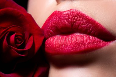 Dudakları rujla yakın plan. Güzel Kırmızı Dudaklar Makyaj Bölümü. Güllü güzel kadın dudakları.