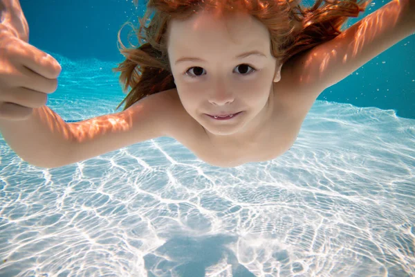 Dziecko pływa pod wodą. Kid pływać pod wodą w basenie. — Zdjęcie stockowe