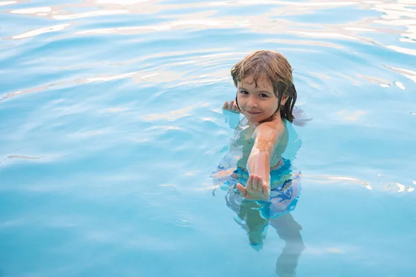 Ragazzo felice che gioca in piscina. Giochi d'acqua per bambini. Vacanza in famiglia e attività estiva. — Foto Stock