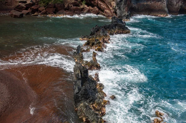 Kilátás a tengerre strand hullámok és sziklás tengerpart. — Stock Fotó