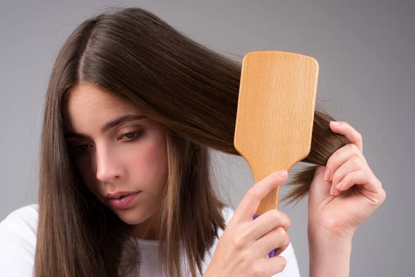 Triste fille aux cheveux abîmés. Problème de perte de cheveux traitement. Portrait de femme avec un peigne et des cheveux problématiques. — Photo