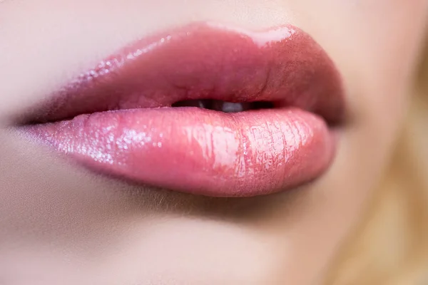 Los labios cierran. Los cosméticos hacen publicidad. Hermosos labios rojos perfectos femeninos. —  Fotos de Stock