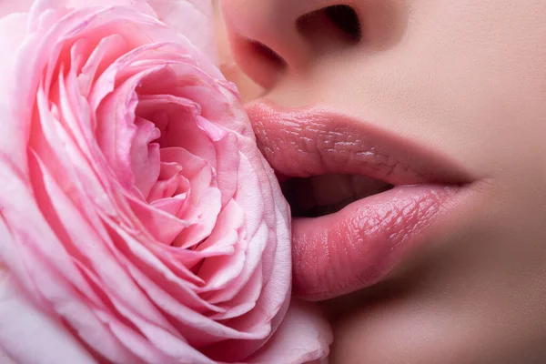 Lábios com fecho de batom. A rapariga abre a boca. Lábios de beleza natural. Lábios de mulher bonita com rosa. — Fotografia de Stock