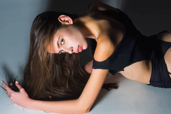 Krásná smyslná modelka. Sexy žena pózuje ve studiu. — Stock fotografie