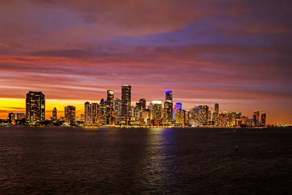 Miami bei Sonnenuntergang. Miami Florida, bunte Skyline des Macarthur Causeway. — Stockfoto