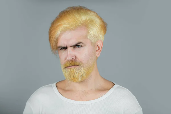 长胡子男人的画像，有彩色头发。头发的颜色。胡子金发碧眼、留着长胡子的男人. — 图库照片