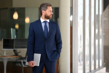 Modern bir iş merkezinde müdür. Dışarıda başarılı bir iş adamı..