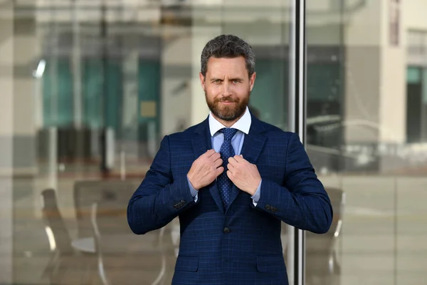 Kontorsarbetare nära affärscentret. Affärsman stående på stadens gata nära business center. — Stockfoto