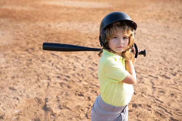 Een jongen die poseert met een honkbalknuppel. Portret van een kind dat honkbal speelt. — Stockfoto