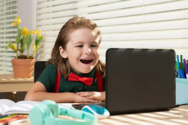 Studentessa che studia matematica durante la sua lezione online a casa. Studio degli alunni con insegnante di videochiamata. — Foto Stock