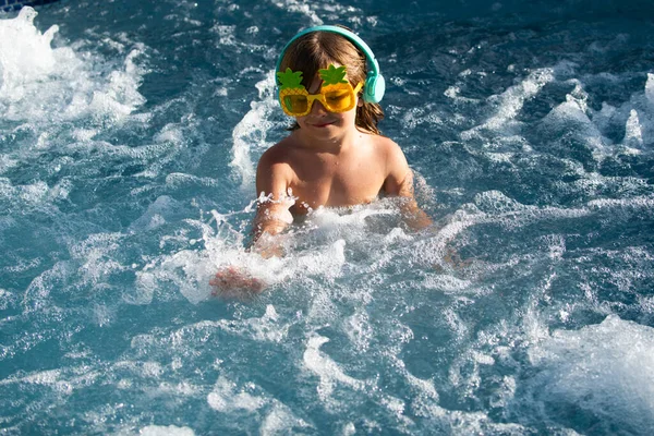 Glückliches junges Kind im Schwimmbad, Lächeln entspannen Gesicht Schwimmer Kind haben Spaß Aktivität. — Stockfoto