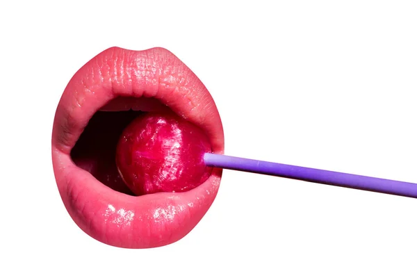 Labios femeninos de primer plano con brillo de labios rosa sosteniendo en boca caramelos de piruleta roja. Lollipop labios mujer cara aislada en blanco. — Foto de Stock