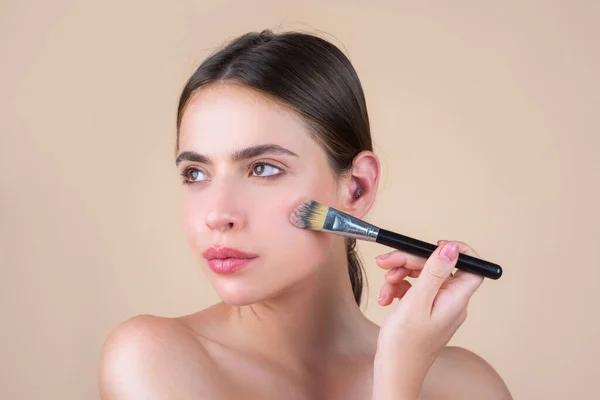 Krásná žena s přírodním make-upem, svěží kosmetický model s make-up štětcem. Krásná dámská wellness kosmetika. Lázeňský koncept péče o pleť. Léčba obličeje. — Stock fotografie