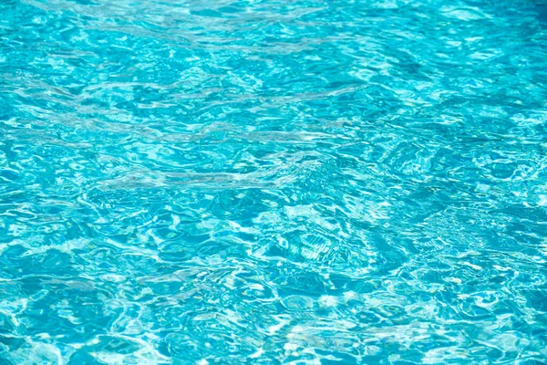 Abstraktní vlnitá vlna a průzračná tyrkysová vodní plocha v bazénu, modrá vodní vlna pro pozadí a abstraktní design. — Stock fotografie