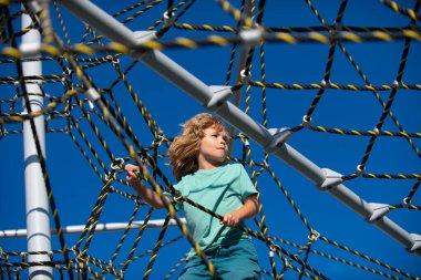 Bahçede, internette, küçük mutlu çocuk..