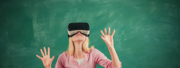 Estudiante con gafas VR en pizarra. Educación en la universidad de secundaria con tecnología de educación futura. — Foto de Stock
