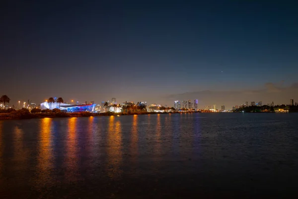 Miami city night skyline. Miami stadsbild på natten. — Stockfoto